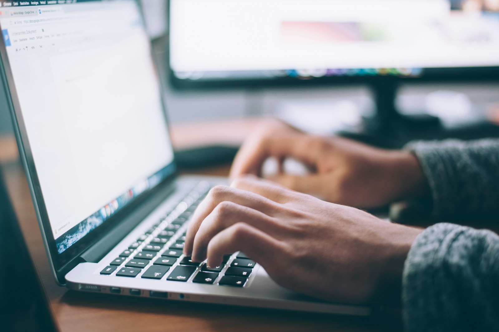 Gerente trabajando en el computador de la empresa